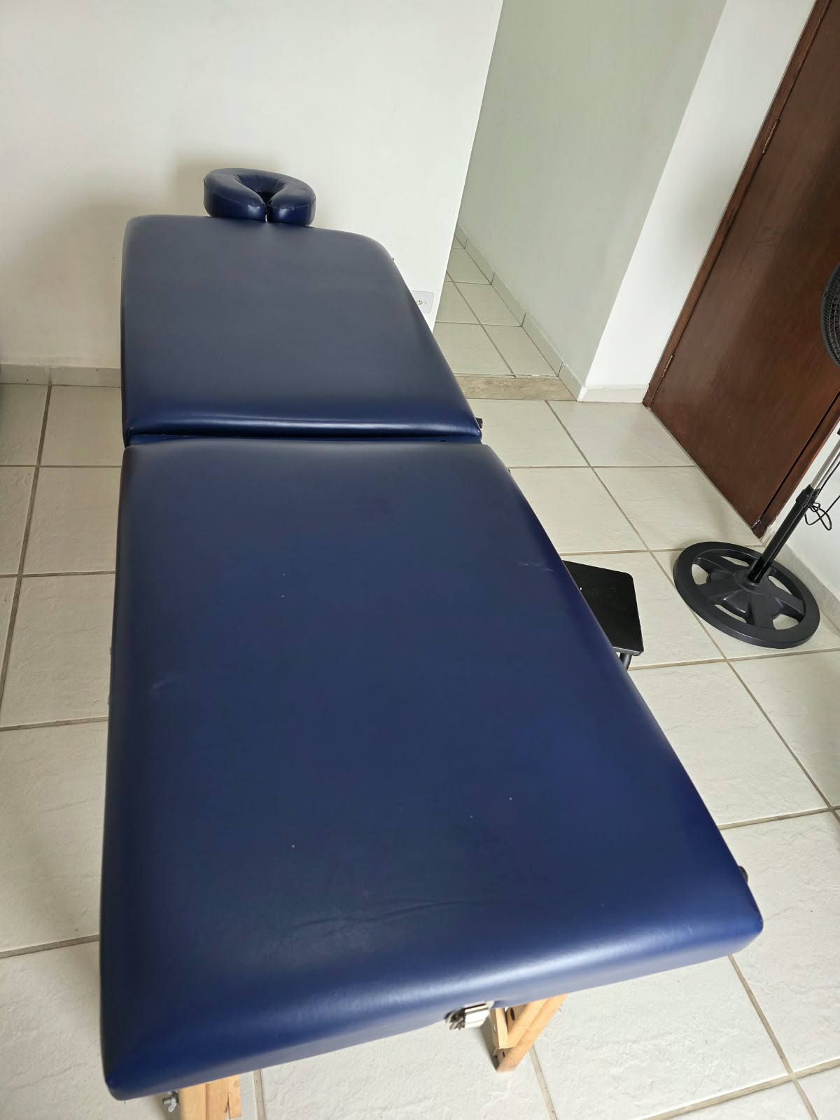 Maca azul em sala clara do consultório.