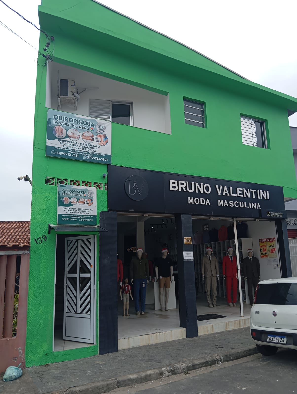 Fachada verde do imóvel onde funciona o consultório Quiropraxia Dr. Saulo Tolentino, com a placa visível na frente.